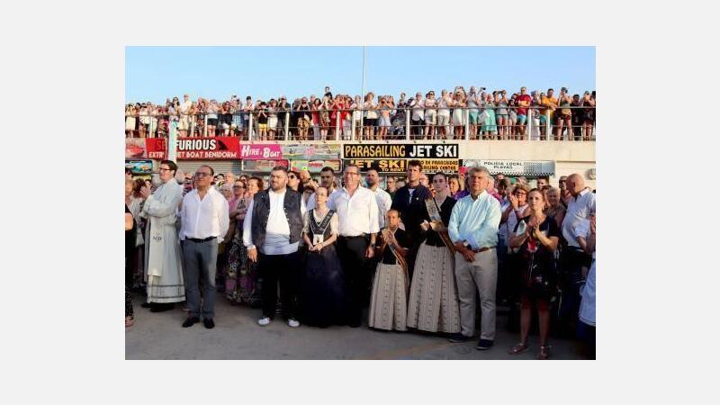 La Virgen del Carmen recorre la Bahía de Benidorm para ofrendar a los caídos en la mar