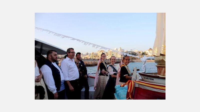 La Virgen del Carmen recorre la Bahía de Benidorm para ofrendar a los caídos en la mar