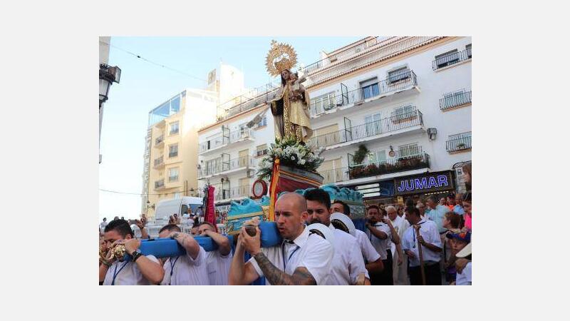 La Virgen del Carmen recorre la Bahía de Benidorm para ofrendar a los caídos en la mar