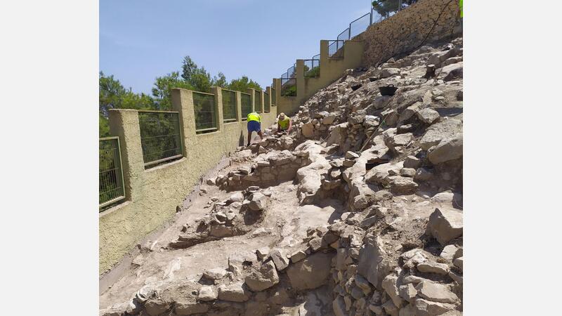 Las excavaciones en el Tossal afloran nuevas estructuras, un bastión, terrazas y edificaciones junto a la muralla