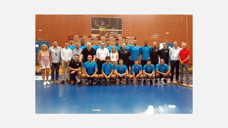 El alcalde de Benidorm acude al primer entrenamiento del BM Benidorm para mostrar su apoyo y desearles una gran temporada