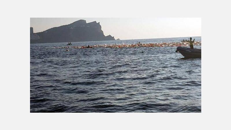 Cerca de 320 nadadores participan en la XVIII Travesía a nado l’Illa-Port de Benidorm