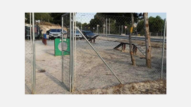 El PSOE exige mejoras para garantizar la seguridad y salubridad de los parques caninos 