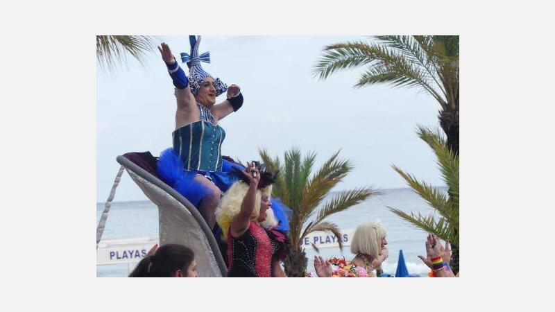 La amenaza de lluvia no puede con el ‘Orgullo’ de Benidorm
