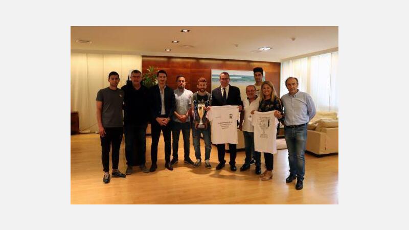El alcalde de Benidorm recibe al C.F. Calvari Benidorm por su ascenso a Regional Preferente