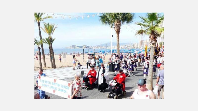 Benidorm conmemora la Poppy Appeal con un desfile de la Royal British Legion 