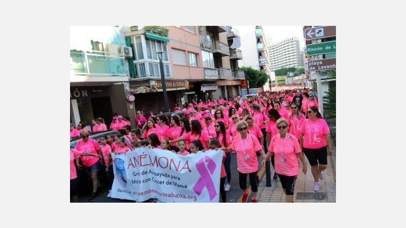 Más de 5.000 personas participan en la Marcha Solidaria de Anémona formando una gran marea rosa por las calles de Benidorm