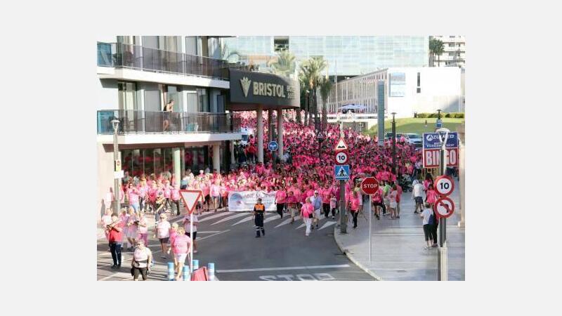 Más de 5.000 personas participan en la Marcha Solidaria de Anémona formando una gran marea rosa por las calles de Benidorm