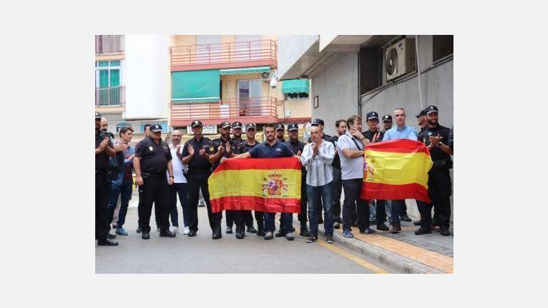 Concentración de apoyo a la Policía Nacional en Benidorm