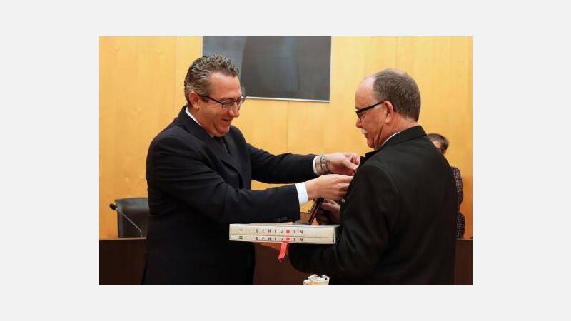 Benidorm entrega el premio ‘Vecino Ejemplar’ 2019 al ex presidente del Club de Atletismo y miembro de Caritas, Jesús Rosillo