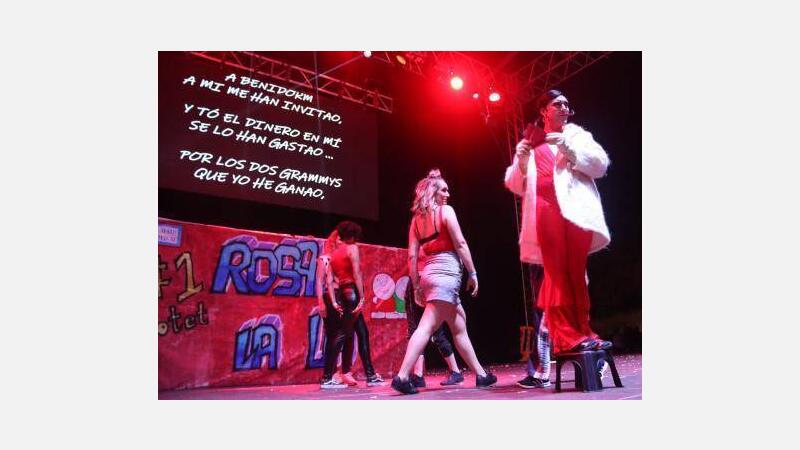 Miles de peñistas disfrutan del Concurso de Playbacks en el ‘Dia de les Penyes’
