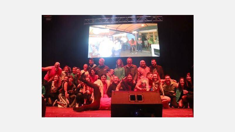 Miles de peñistas disfrutan del Concurso de Playbacks en el ‘Dia de les Penyes’