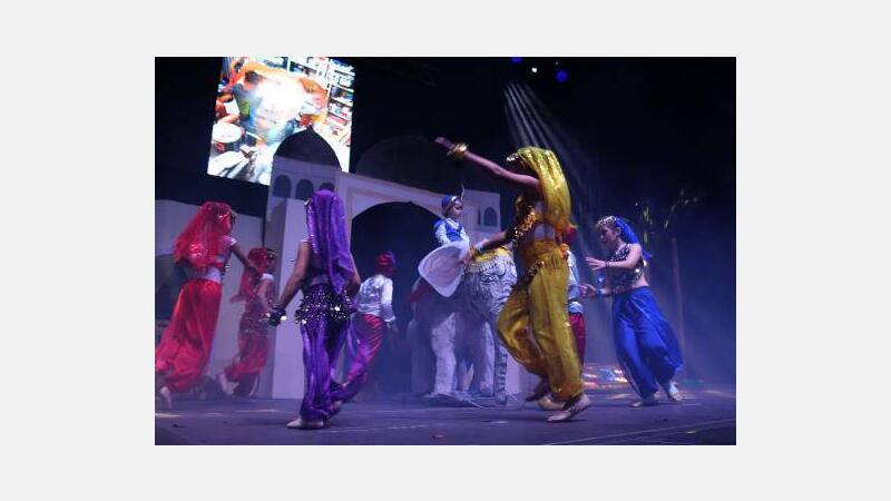 Miles de peñistas disfrutan del Concurso de Playbacks en el ‘Dia de les Penyes’