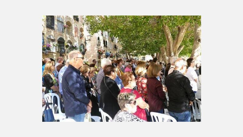 Los cementerios de Benidorm lucen a pleno sol en la festividad de Todos los Santos