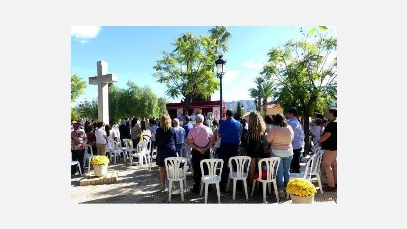 Los cementerios de Benidorm lucen a pleno sol en la festividad de Todos los Santos