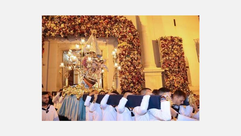 Cinco minutos intensos, azules y blancos, en la primera mascletà de las Festes Majors Patronals