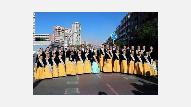 El desfile del humor, la pólvora y el tributo a Mecano, Queen y Bruno Mars, protagonistas en el penúltimo día Fiestas