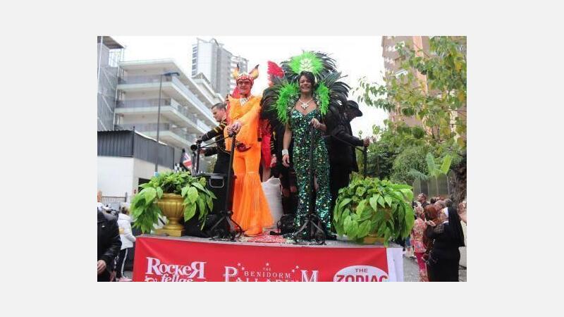 La ‘Fancy Dress’ se consagra como la fiesta anual de disfraces y reúne cerca de 35.000 británicos en su desfile con carrozas