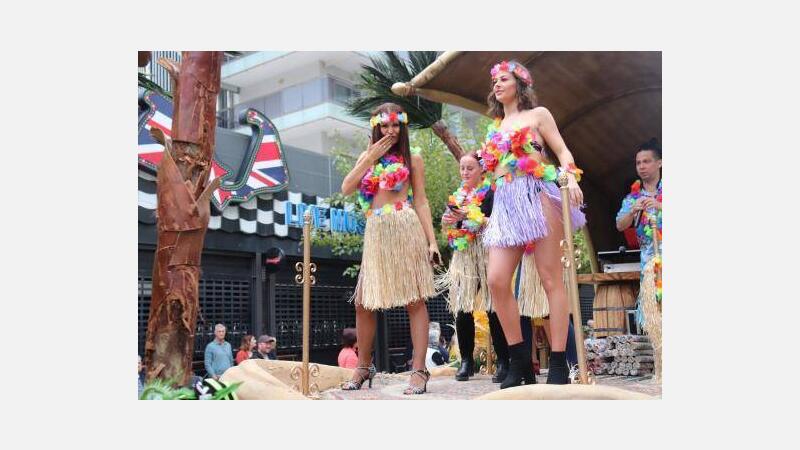La ‘Fancy Dress’ se consagra como la fiesta anual de disfraces y reúne cerca de 35.000 británicos en su desfile con carrozas