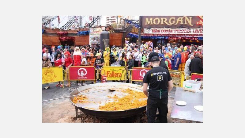 La ‘Fancy Dress’ se consagra como la fiesta anual de disfraces y reúne cerca de 35.000 británicos en su desfile con carrozas