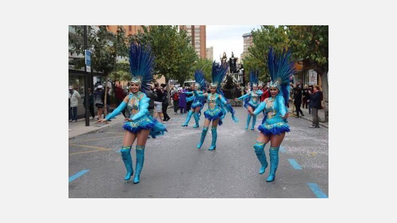 La ‘Fancy Dress’ se consagra como la fiesta anual de disfraces y reúne cerca de 35.000 británicos en su desfile con carrozas
