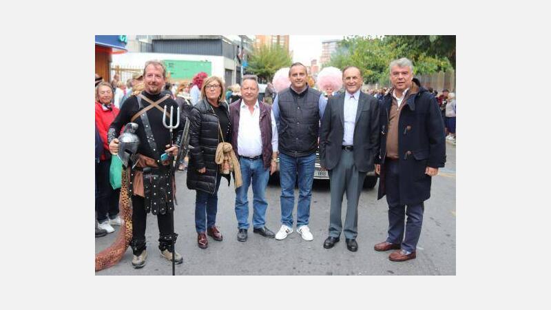 La ‘Fancy Dress’ se consagra como la fiesta anual de disfraces y reúne cerca de 35.000 británicos en su desfile con carrozas