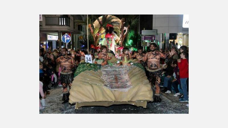 El Castillo de Fuegos Artificiales y el Desfile de  Carrozas ponen el punto y final a las Fiestas Mayores Patronales 2019 