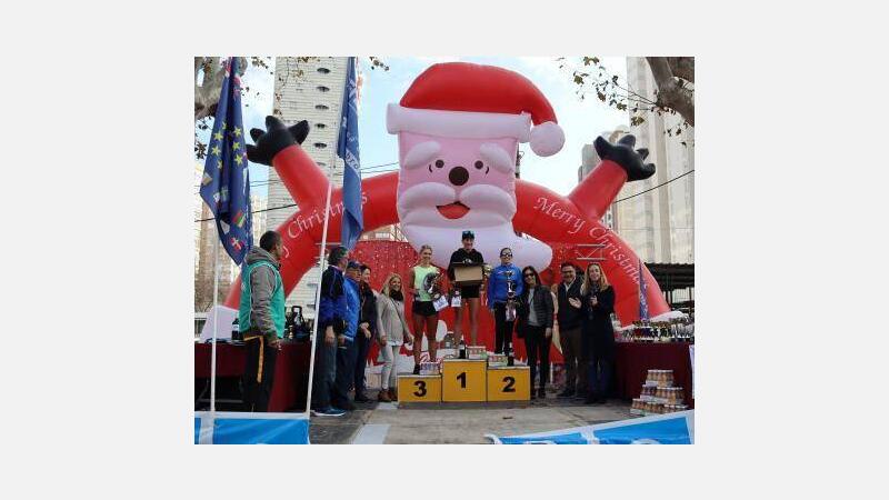 Centenares de corredores despiden el año participando en la San Silvestre