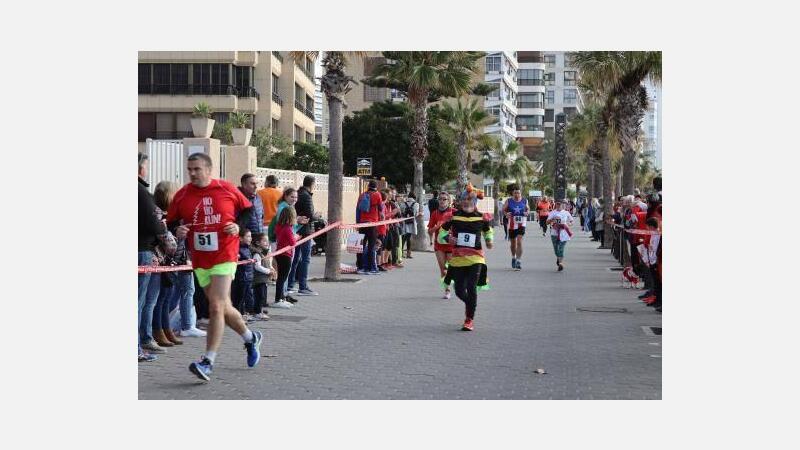 Centenares de corredores despiden el año participando en la San Silvestre