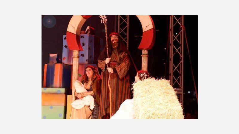 La magia de los Reyes Magos llena de ilusión la Plaza de la Navidad de Benidorm