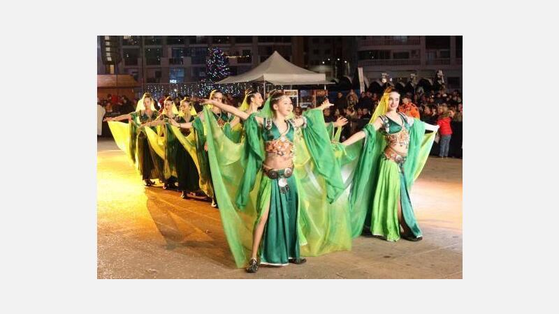 La magia de los Reyes Magos llena de ilusión la Plaza de la Navidad de Benidorm