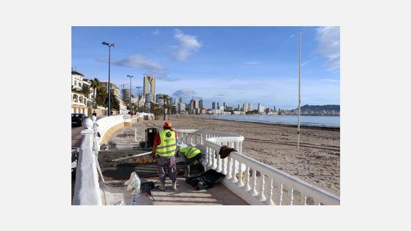 El Ayuntamiento mejora la accesibilidad de la playa de Poniente