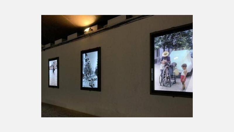 Benidorm crea una nueva zona expositiva con paneles retroiluminados en la calle Puente
