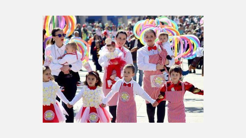 Los niños de Benidorm se divierten en el desfile de Carnaval Infantil