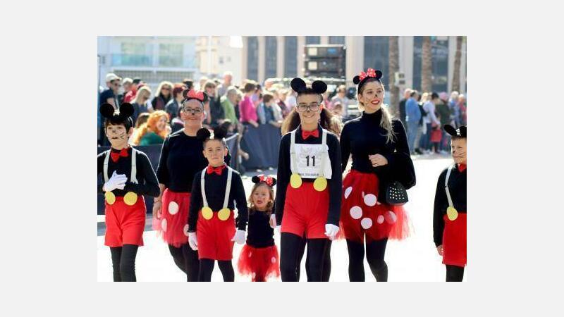Los niños de Benidorm se divierten en el desfile de Carnaval Infantil