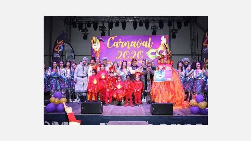 Las peñas desfilan al ritmo de Carnaval por las calles de Benidorm