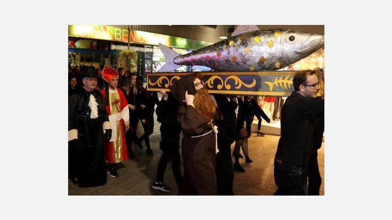 Lágrimas y cenizas, punto y final al Carnaval de Benidorm con el Entierro de la Sardina