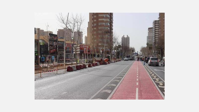 Benidorm renueva un nuevo tramo de aceras y de la red hidráulica de la avenida Europa