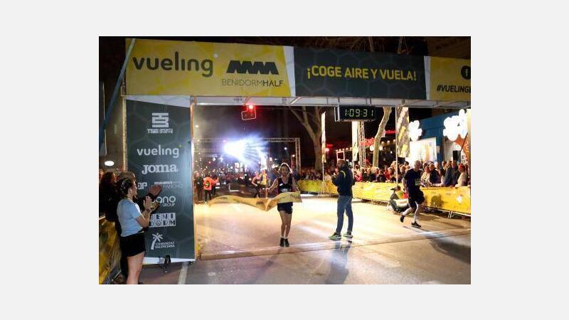 Ouais Zitane y Noelia Valle, vencedores de la media maratón Vueling Benidorm Half