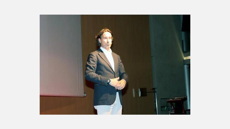 Victor Küppers, con aforo completo, pronuncia una motivadora conferencia organizada por el Club de Opinión y Jovempa Marina Baixa