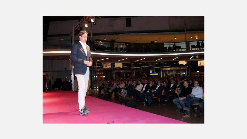 Victor Küppers, con aforo completo, pronuncia una motivadora conferencia organizada por el Club de Opinión y Jovempa Marina Baixa