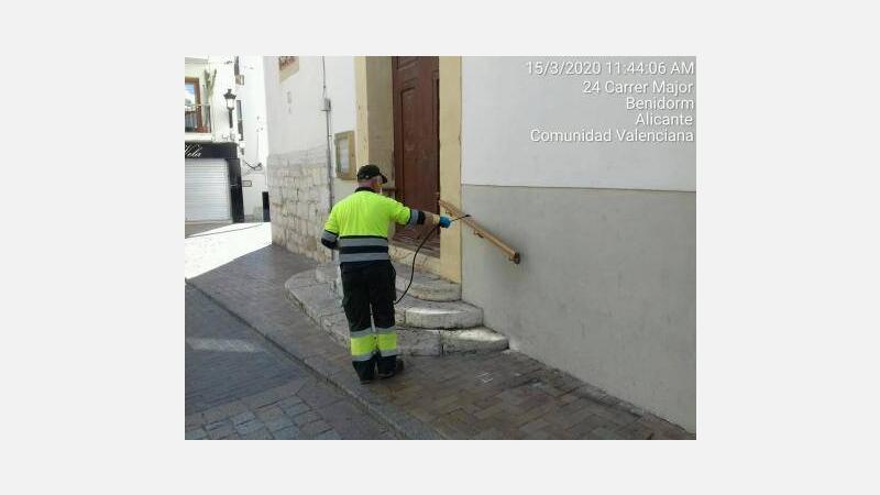Benidorm sigue con las labores de limpieza y desinfección de espacios públicos iniciadas el viernes por la crisis del coronavirus