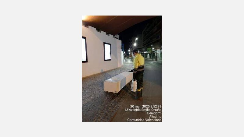 Benidorm dobla la limpieza de contenedores y varía los horarios para depositar la basura