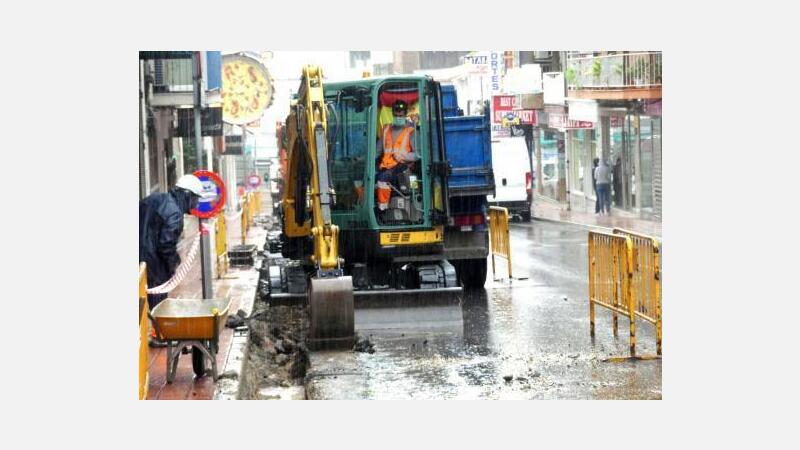 El Ayuntamiento arregla el pavimento de la calle Sol para mejorar el itinerario peatonal de la zona centro