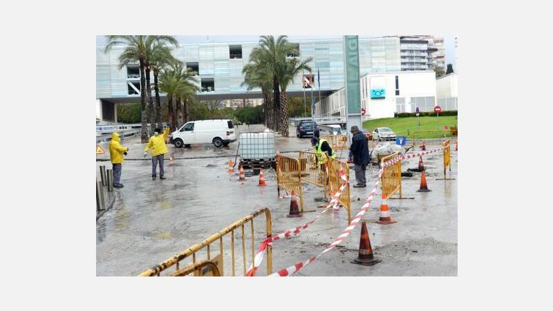 El Ayuntamiento sustituye las baldosas dañadas del Paseo de Levante