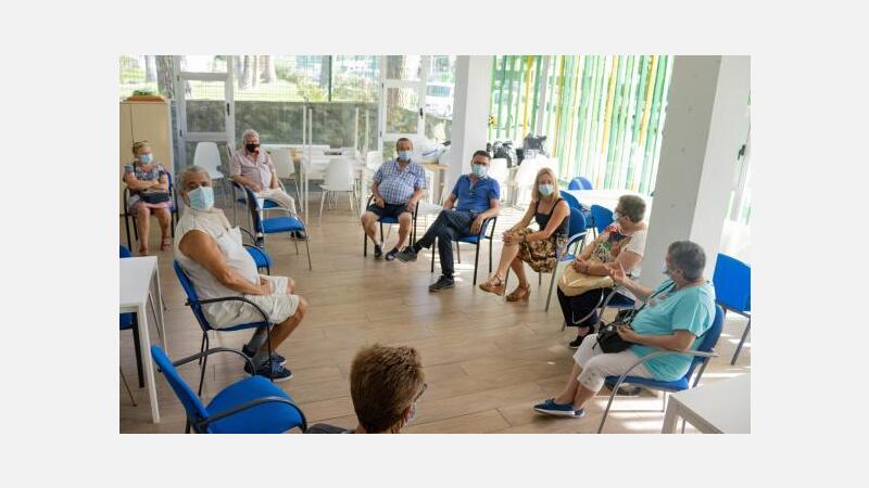 Los vecinos de Els Tolls se reúnen con sus representantes municipales