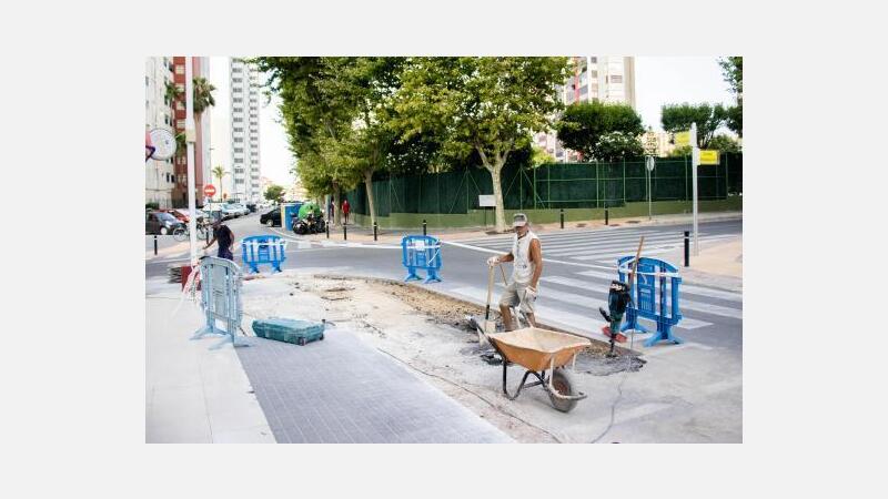 Los vecinos de Els Tolls se reúnen con sus representantes municipales