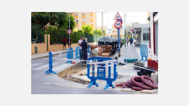 Los vecinos de Els Tolls se reúnen con sus representantes municipales