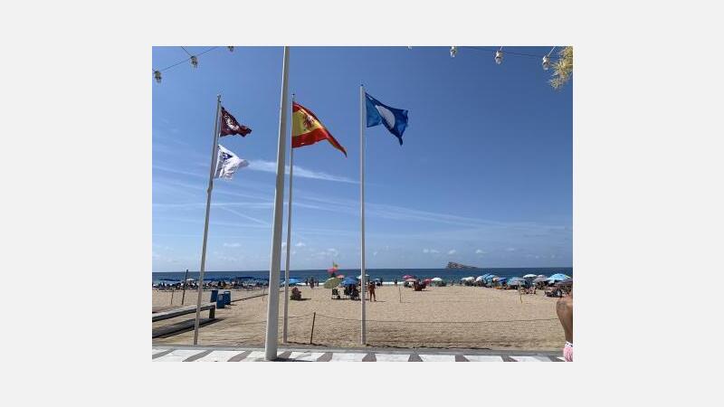 Aforo completo en la primera jornada de acceso a la playa de Levante con reserva de parcela