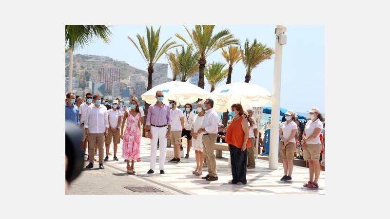 Masiva y cariñosa acogida de Benidorm a los Reyes de España